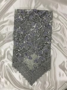 Gris oscuro