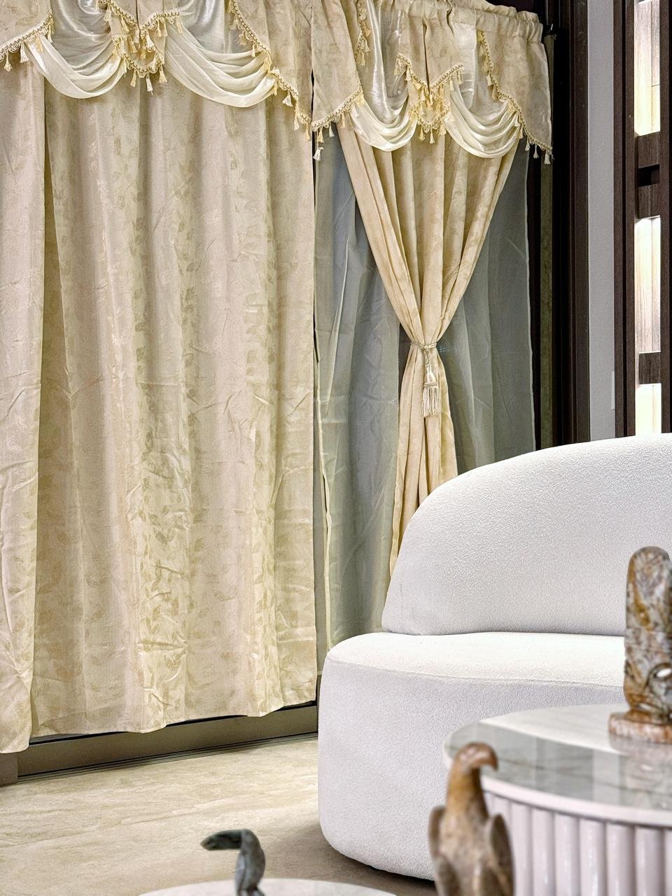 CORTINA EN JACQUARD CON CENEFA DE LUJO